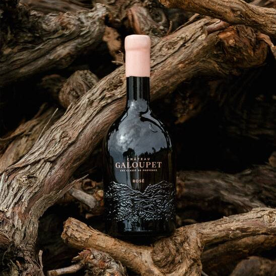 Une bouteille de Château Galoupet dans les vignes